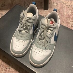 Cute youthful Nike 😍pre loved but still in great condition!